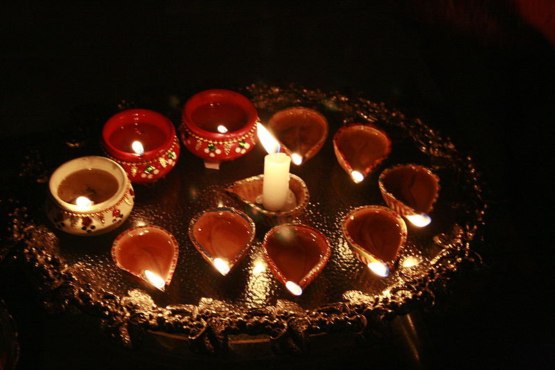 800px-Diwali_lamps