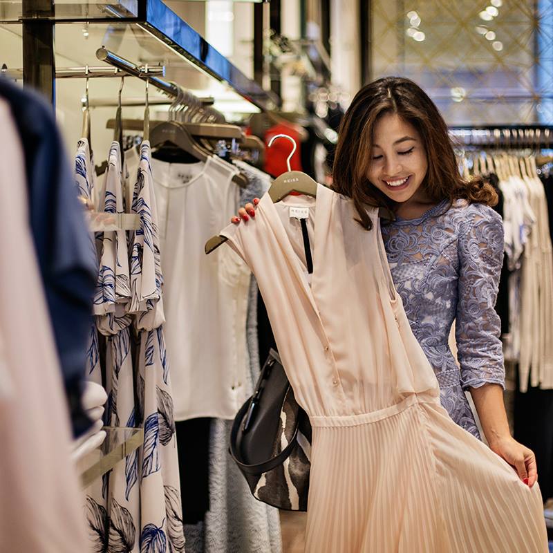 одежда в эмиратах. дешевая одежда в дубае. арабские магазины одежды. текстильный базар дубай. дешевая одежда в дубае.